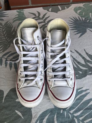 Zapatilla Converse Chuck Taylor piel blanca de segunda mano por 20 EUR en  Irun en WALLAPOP