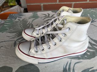 Zapatilla Converse Chuck Taylor piel blanca de segunda mano por 20 EUR en  Irun en WALLAPOP