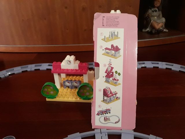 TREN Y ESTACIÓN DE CONSTRUCCIÓN HELLO KITTY