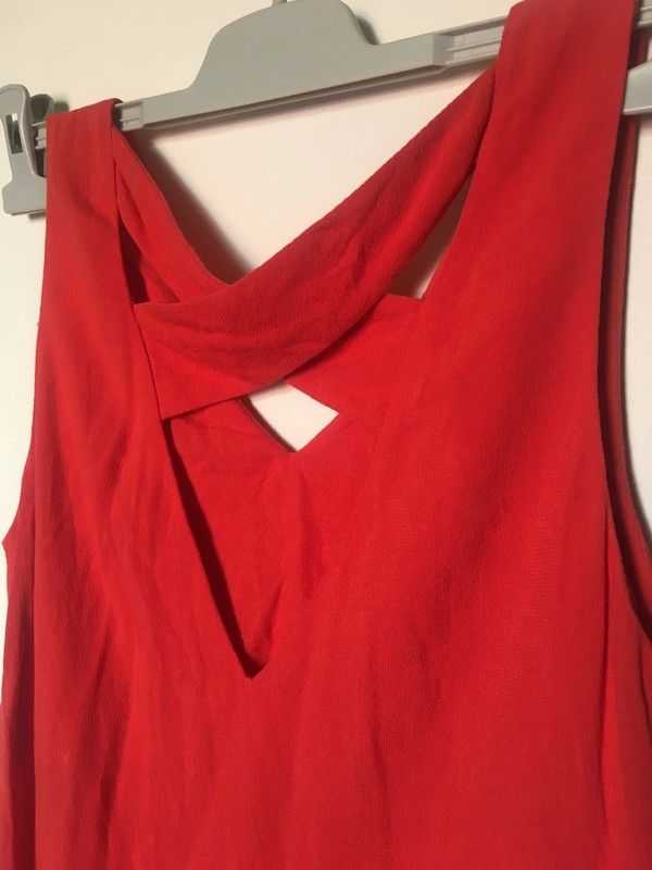 Vestido con bolsillos y detalle en espalda