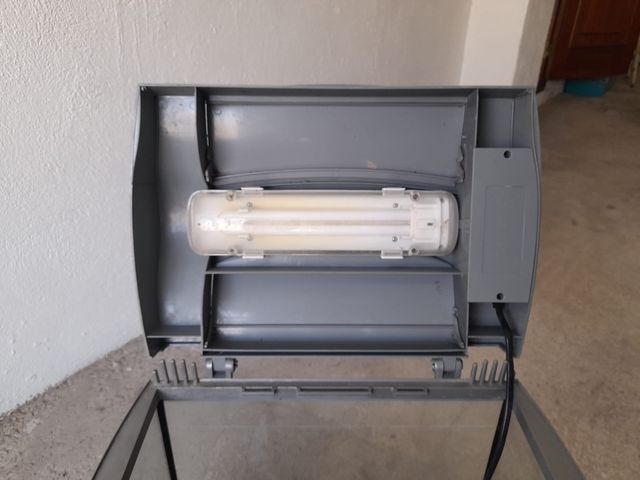 Acuario  con luz bomba accesorios incluidos.