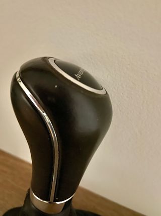 Pomo Avantgarde Clase C Mercedes cuero negro