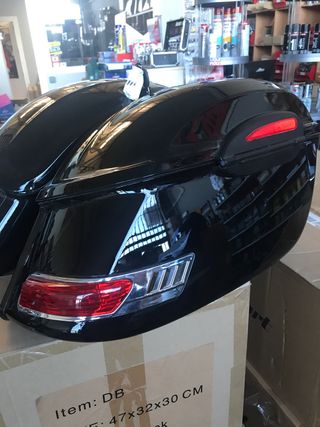 Alforjas rígidas moto custom 50 litros SUZUKI de segunda mano por 279,5 EUR  en Casarrubuelos en WALLAPOP