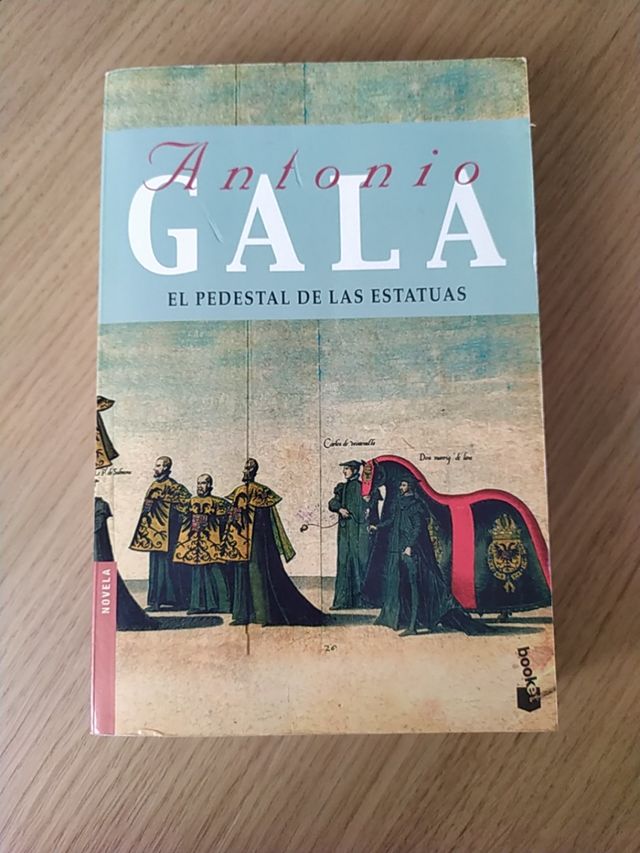 El pedestal de las estatuas