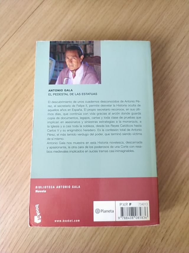 El pedestal de las estatuas