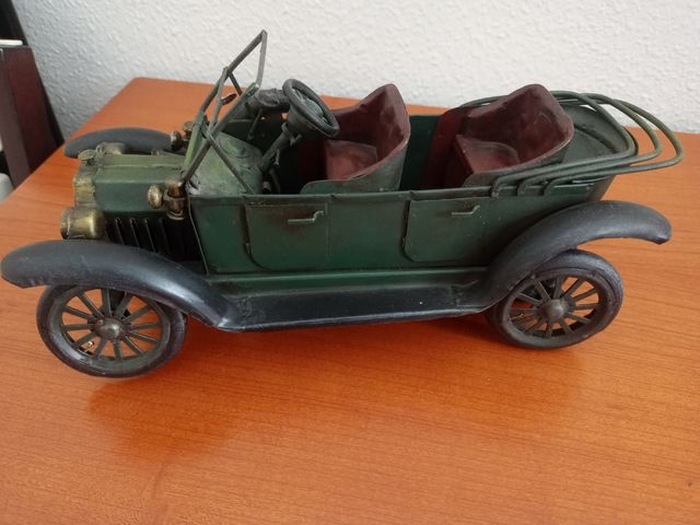 Coche de época de hierro