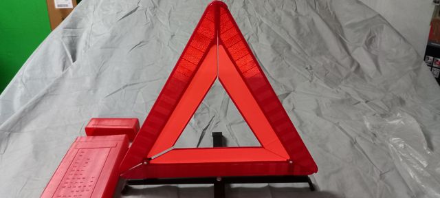 LOTE 2 TRIANGULOS DE " PELIGRO " NUEVOS CON CAJAS