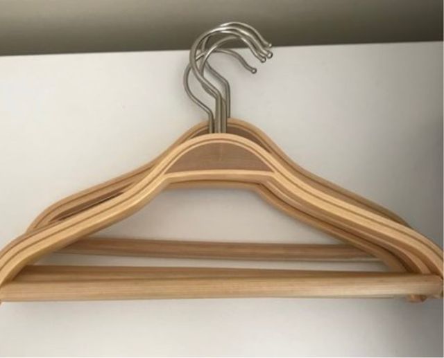 Lote 6 perchas de bebé en madera.