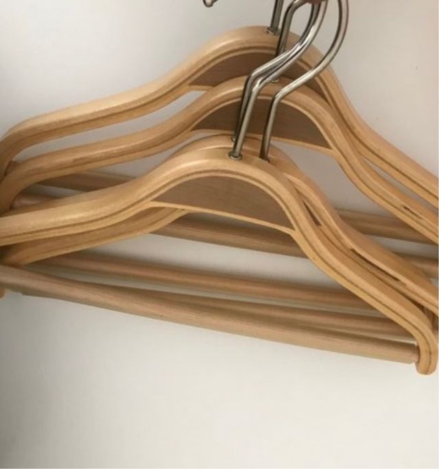 Lote 6 perchas de bebé en madera.