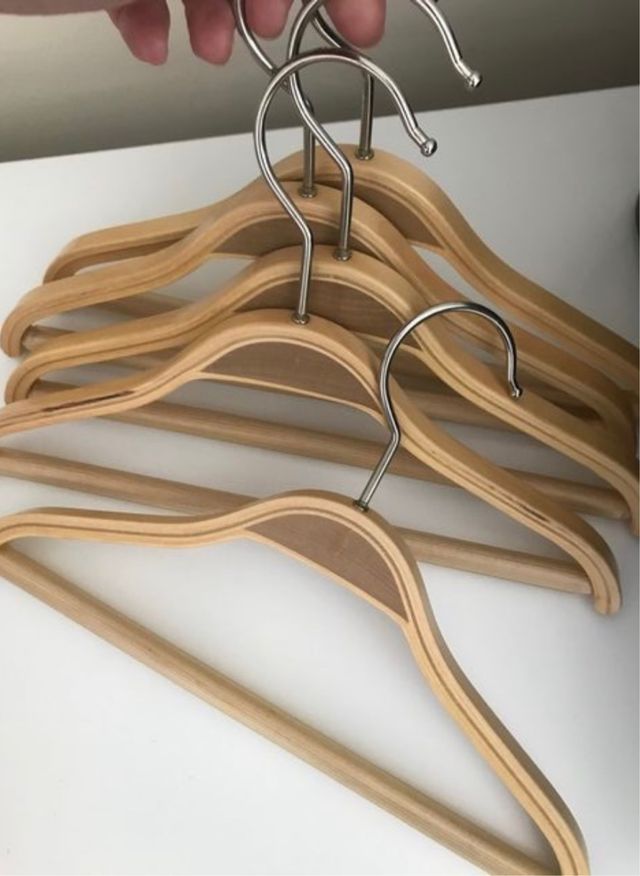 Lote 6 perchas de bebé en madera.