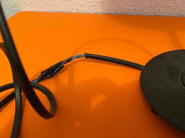 2 lámparas de mesa con tulipas.