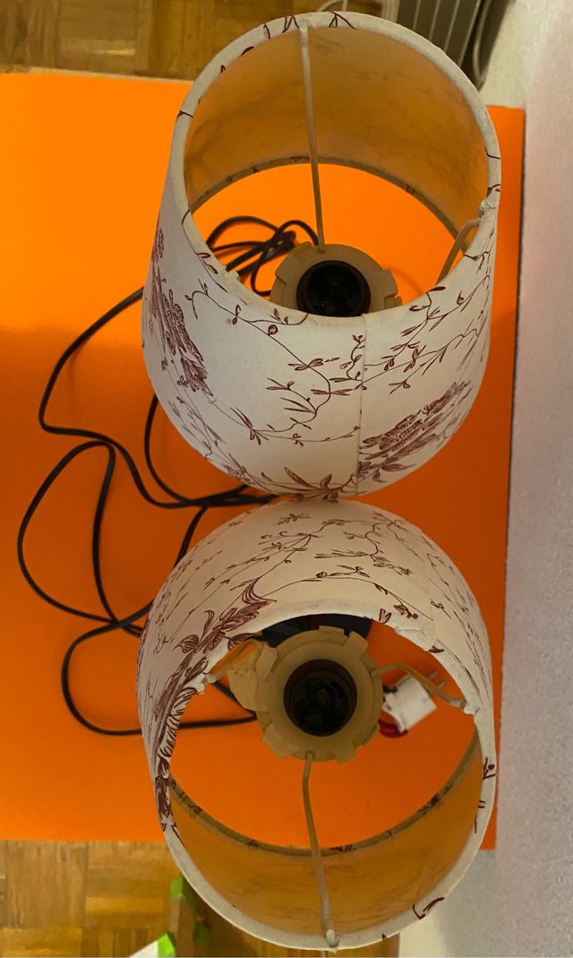 2 lámparas de mesa con tulipas.