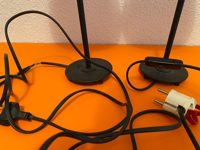 2 lámparas de mesa con tulipas.