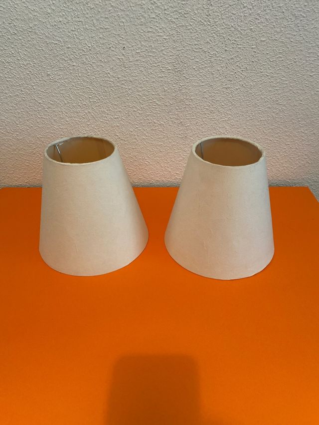 2 lámparas de mesa con tulipas.