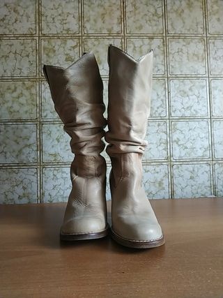 Botas altas de piel. Marca: Destroy de segunda mano por 15 EUR en Renedo de  Pielagos en WALLAPOP