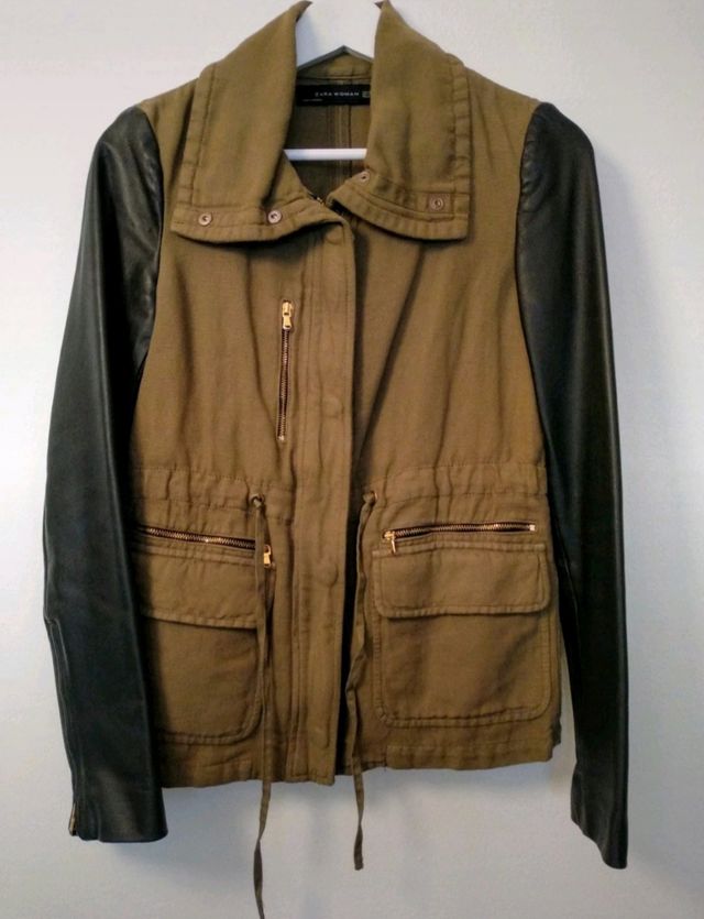 Sahariana verde militar con mangas de piel.