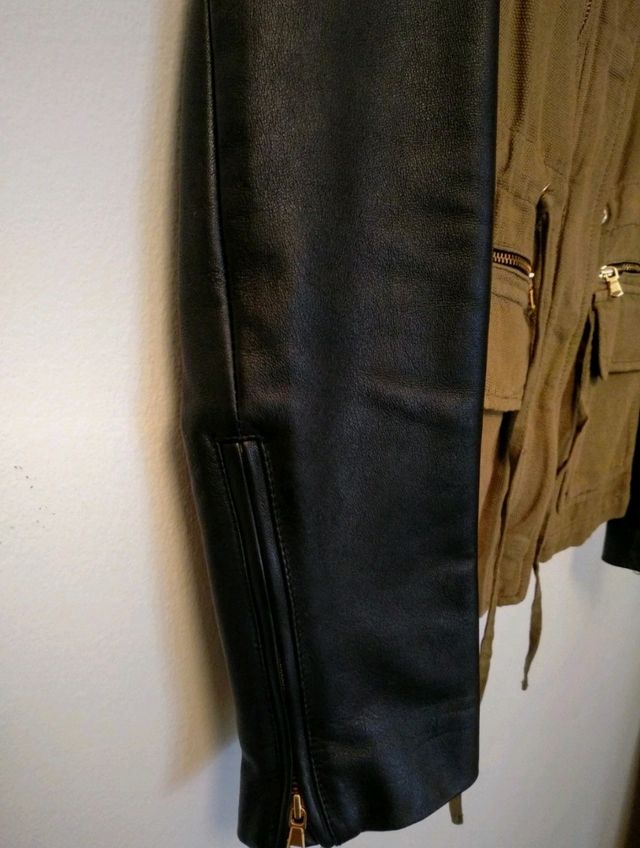 Sahariana verde militar con mangas de piel.