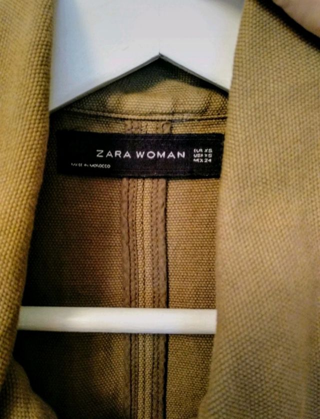 Sahariana verde militar con mangas de piel.