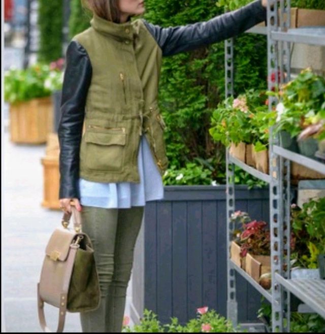 Sahariana verde militar con mangas de piel.