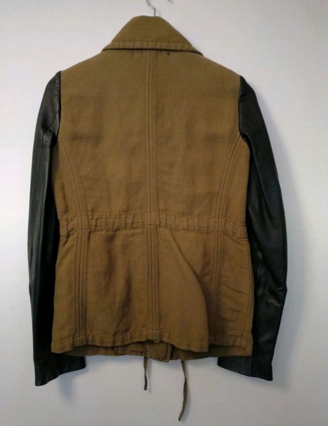 Sahariana verde militar con mangas de piel.