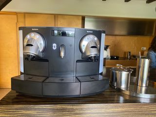 Cafetera nespresso Gemini Cs 200 pro de segunda mano por 450 EUR en Laredo  en WALLAPOP