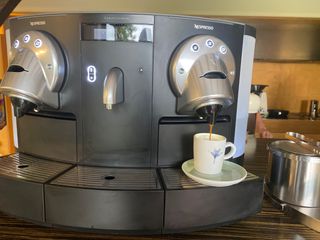 Cafetera nespresso Gemini Cs 200 pro de segunda mano por 450 EUR en Laredo  en WALLAPOP