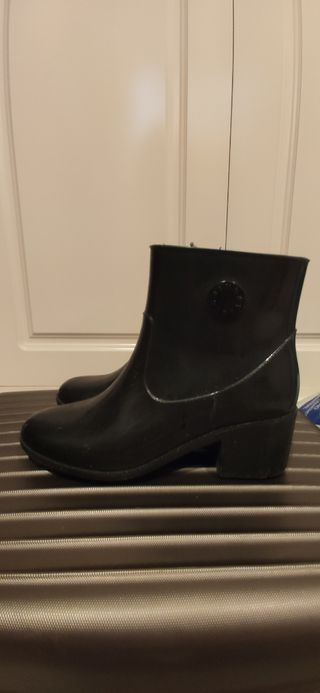 Katiuskas, botas de agua Bimba y Lola de segunda mano por 15 EUR en Sevilla  en WALLAPOP