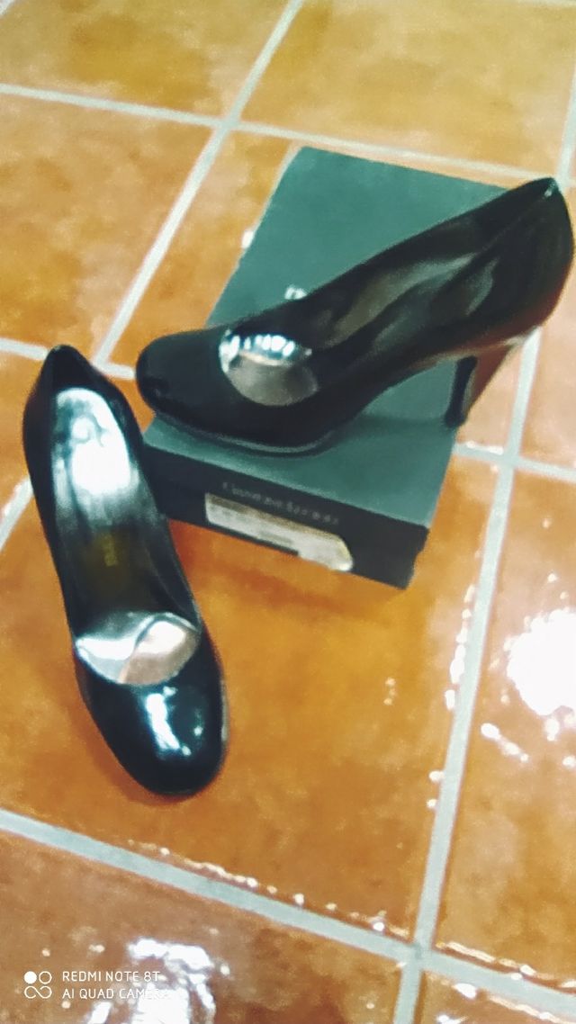 zapatos tacón charol negros