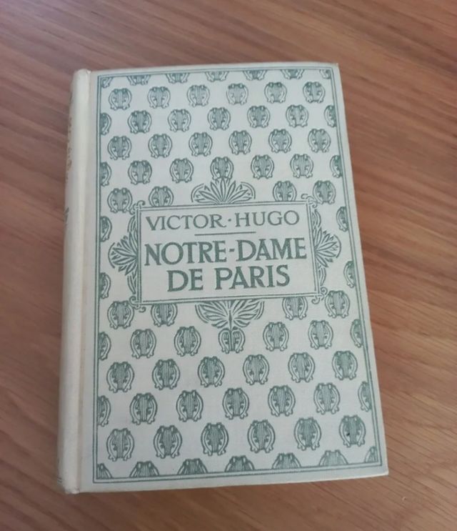 3 libros Scarlett,Reyes sin reino y Notre Dame