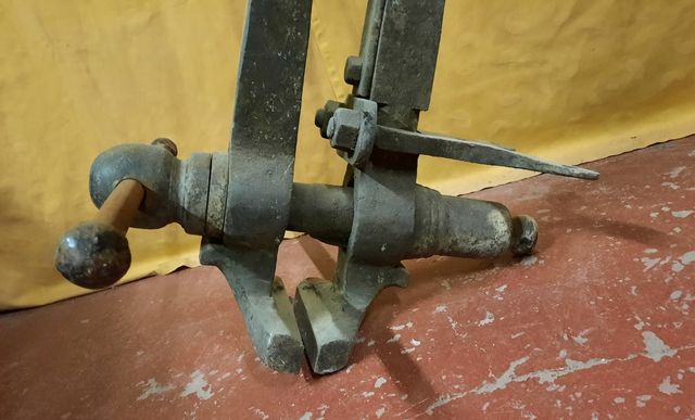 GRAN GATO TALLER ANTIGUO.TORNILLO HERRERO.MORDAZA