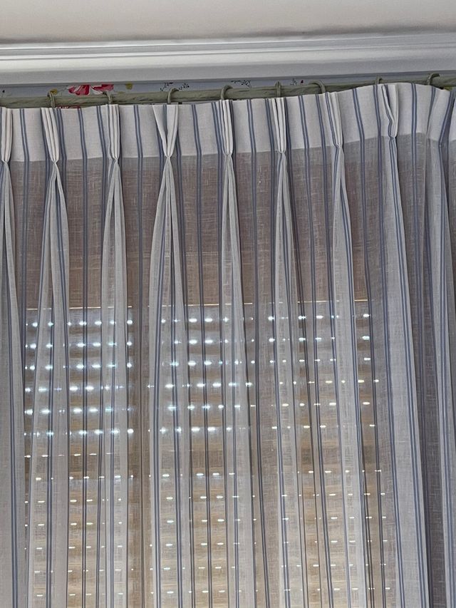 Cortinas y store rayas azules