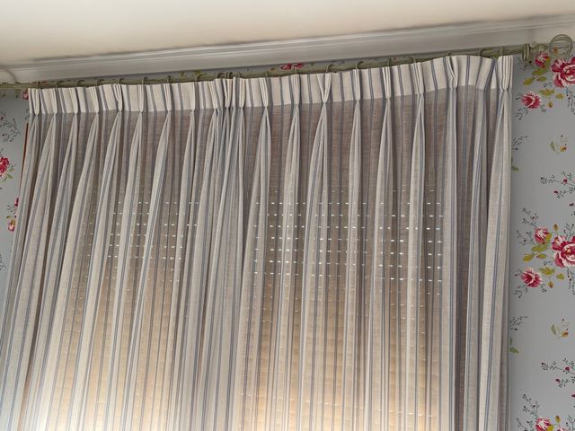 Cortinas y store rayas azules