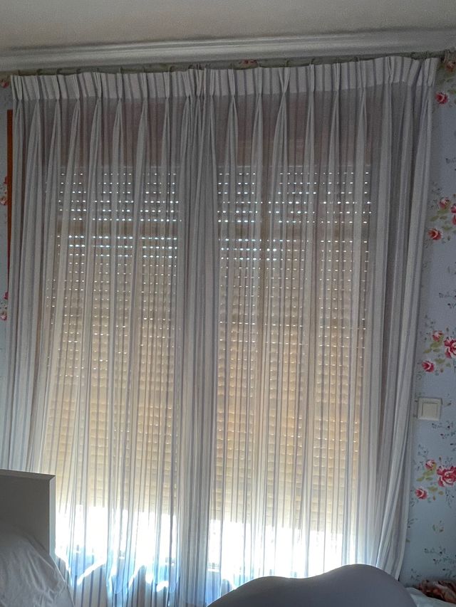Cortinas y store rayas azules