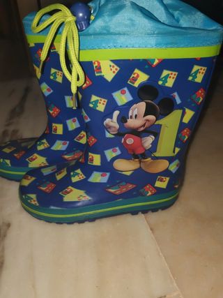 Botas de agua Mickey,regalo zapatillas calentitas de segunda mano por 10  EUR en Alcalá de Guadaíra en WALLAPOP