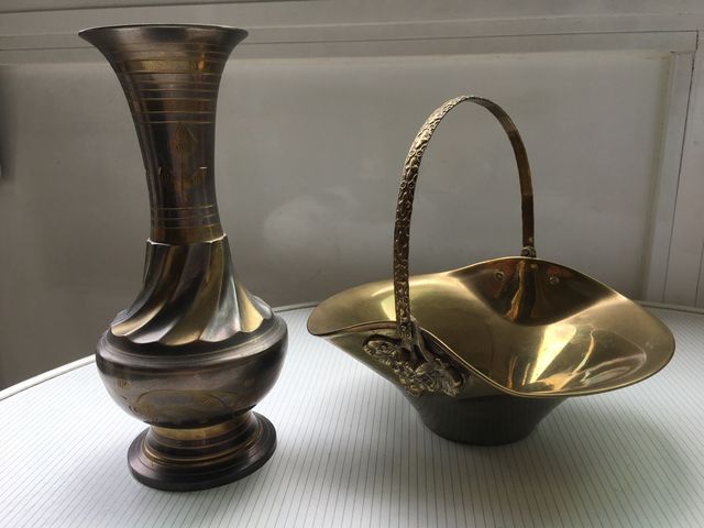 Cesta centro de mesa y jarrón bronce o latón