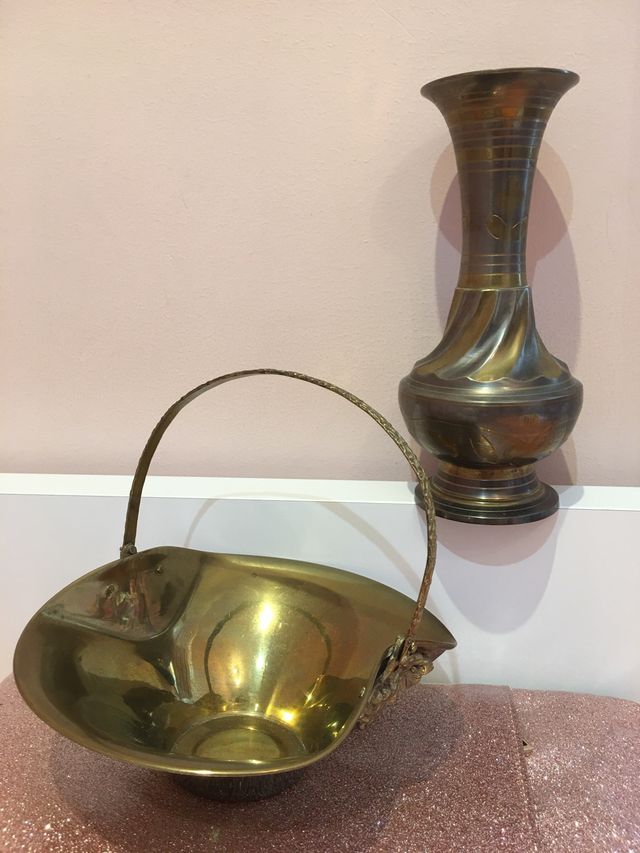 Cesta centro de mesa y jarrón bronce o latón