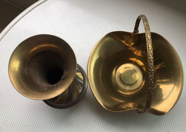 Cesta centro de mesa y jarrón bronce o latón