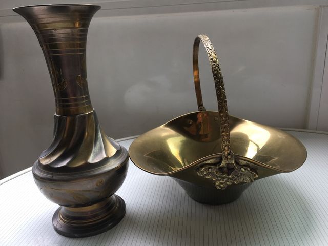 Cesta centro de mesa y jarrón bronce o latón