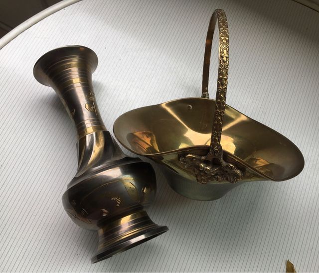 Cesta centro de mesa y jarrón bronce o latón