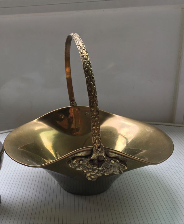 Cesta centro de mesa y jarrón bronce o latón