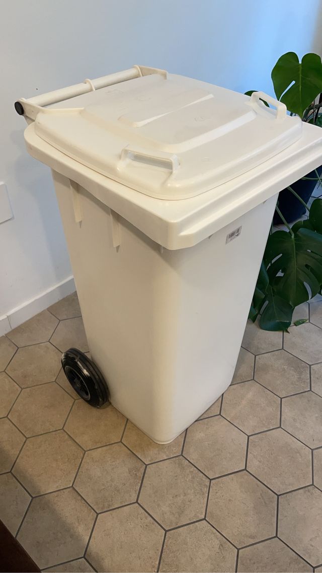 Contenedor de basura de segunda mano por 59 EUR en Barcelona en WALLAPOP