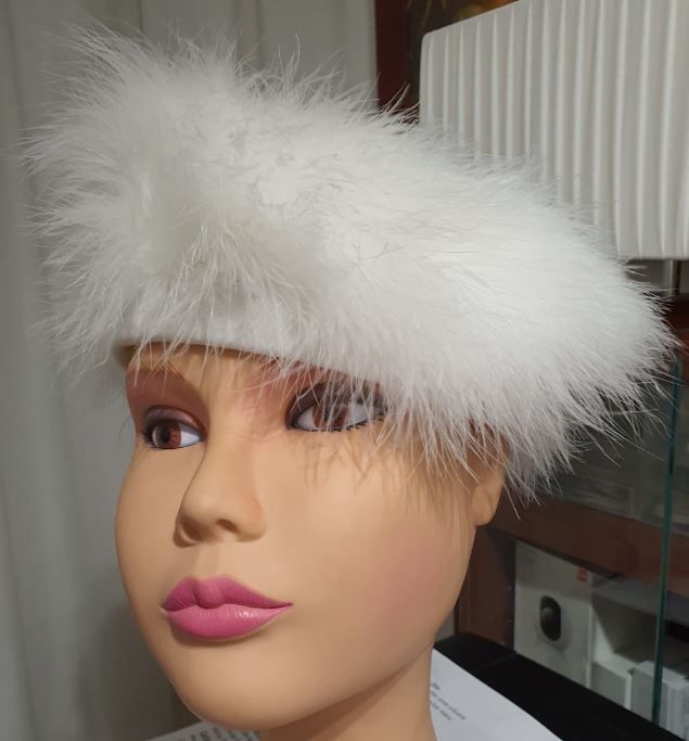Gorra blanca de marabú a estrenar.