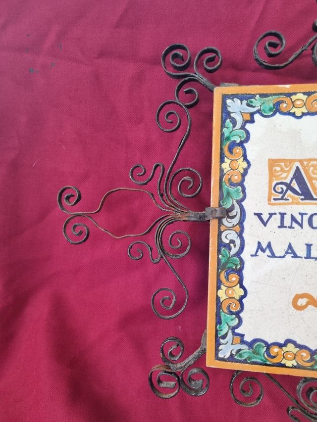 AZULEJO CON SU SOPORTE DE HIERRO RAMOS REJANO