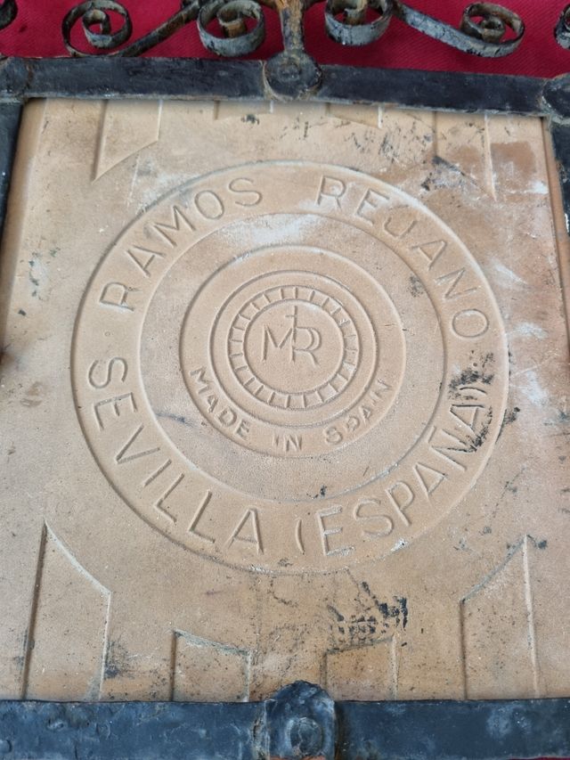 AZULEJO CON SU SOPORTE DE HIERRO RAMOS REJANO