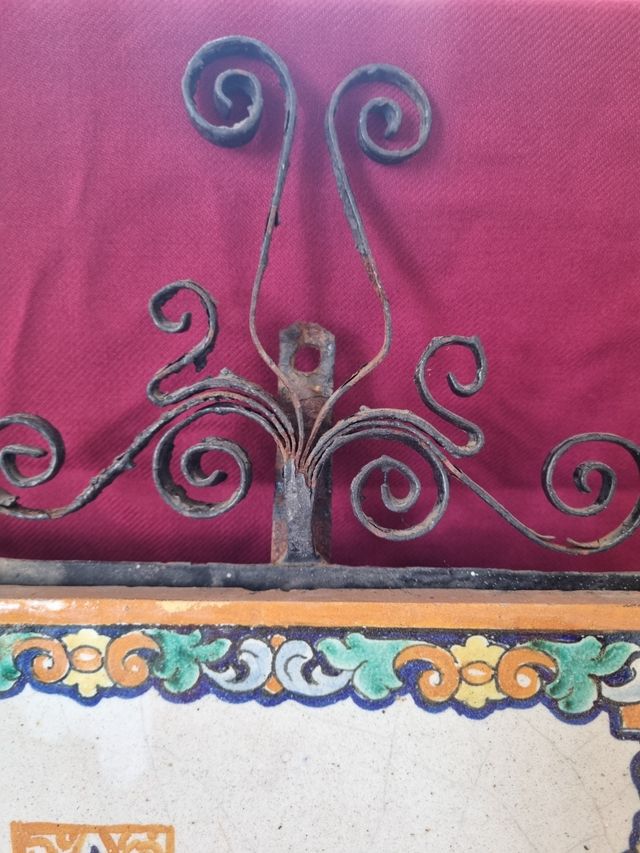 AZULEJO CON SU SOPORTE DE HIERRO RAMOS REJANO