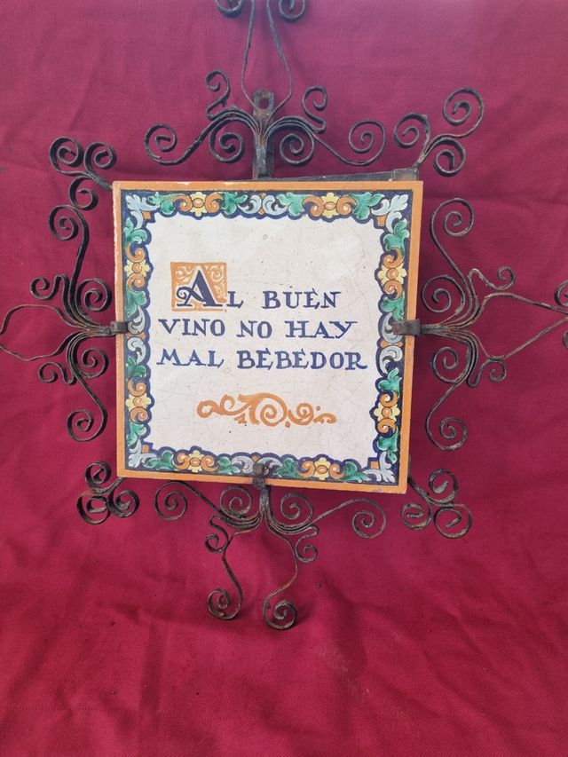 AZULEJO CON SU SOPORTE DE HIERRO RAMOS REJANO