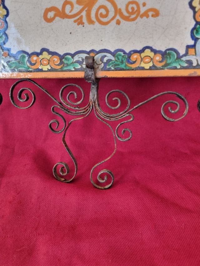 AZULEJO CON SU SOPORTE DE HIERRO RAMOS REJANO