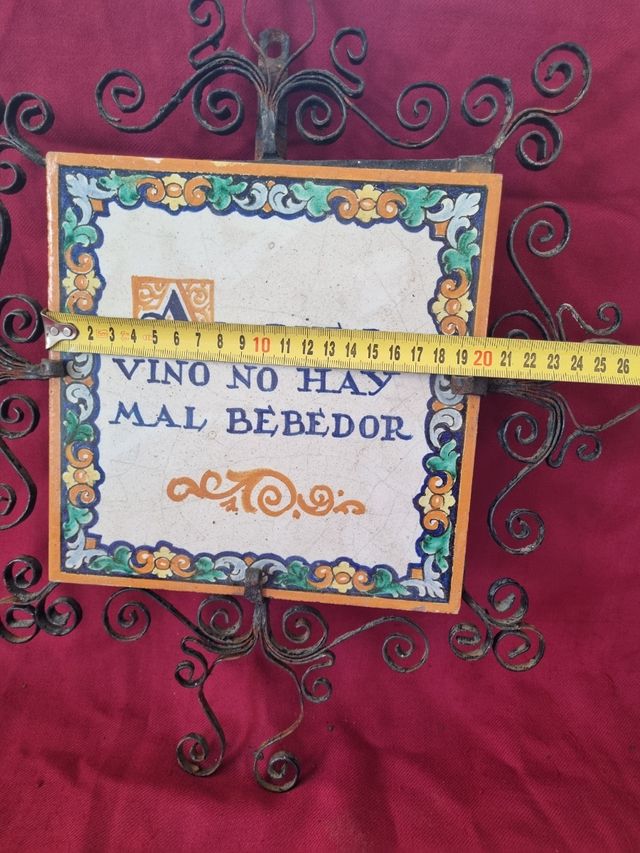 AZULEJO CON SU SOPORTE DE HIERRO RAMOS REJANO