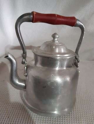 Cafetera tetera muy antigua de aluminio de segunda mano por 35 EUR en  Málaga en WALLAPOP
