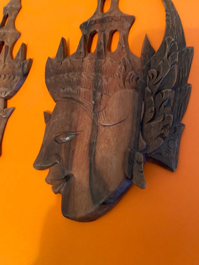 Figuras talladas en madera.